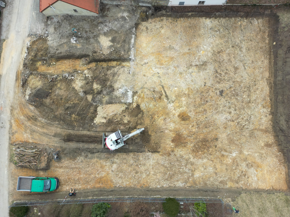 Oberboden, Humusabtrag Bagger trägt ab, Abraum wird abtransportiert