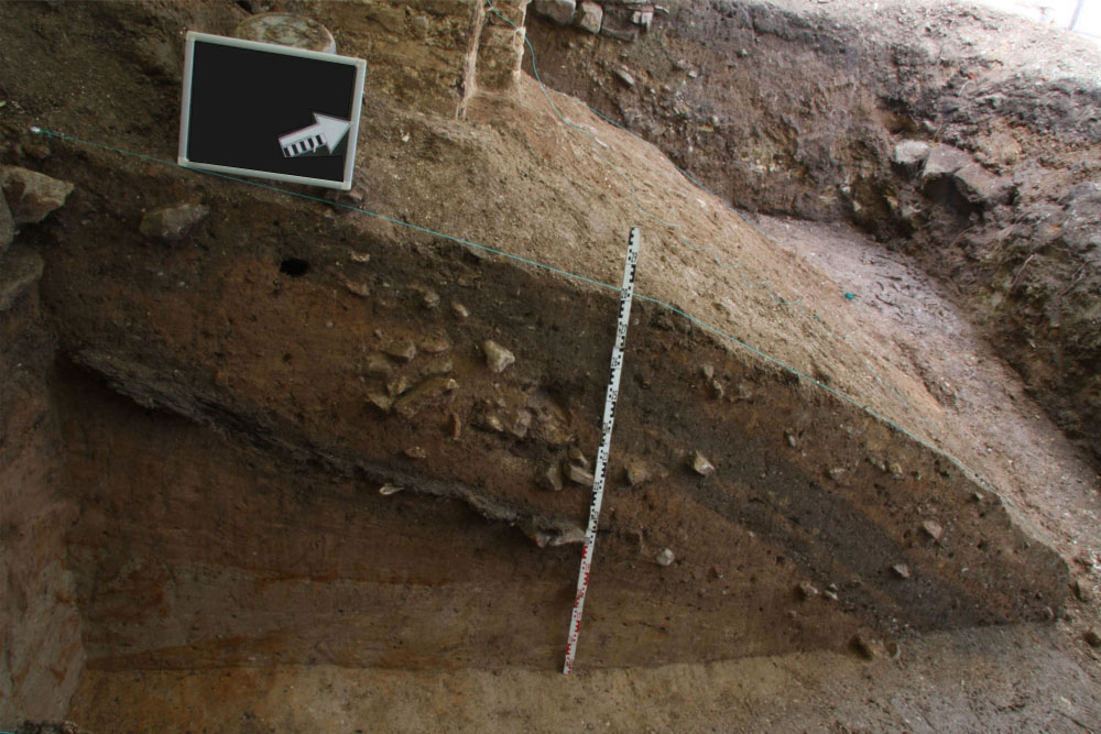 Mittelaltergrabung Schuttschichten im Profil Spornlage