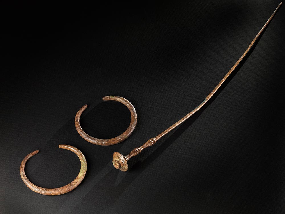 Hügelgräberbronzezeit, Grab, Armringe, Gewandnadel