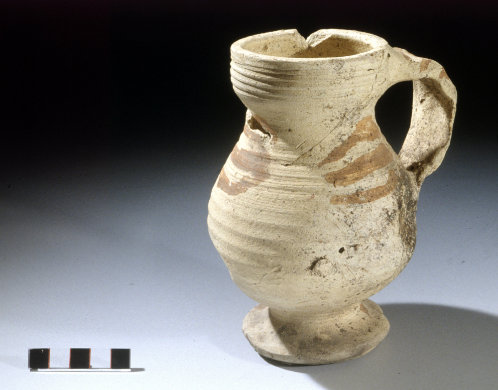 Fund, Krug, Irdenware, von Seite beleuchtet